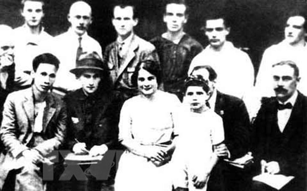 Nguyễn Ái Quốc (người đầu tiên bên trái hàng ngồi) chụp ảnh với một số đại biểu tham dự Đại hội lần thứ V Quốc tế Cộng sản tại Moskva, Nga từ ngày 17/6 đến 8/7/1924. Ảnh: Tư liệu 
