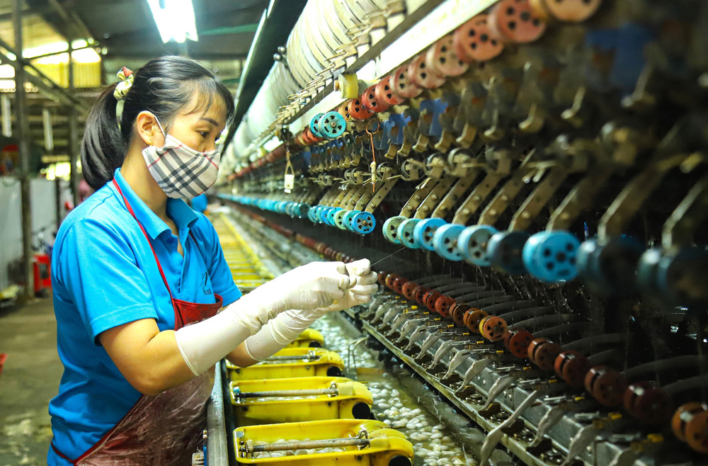Ươm tơ tự động đang giúp tơ lụa Việt Nam thu hẹp khoảng cách với tơ lụa các nước tiên tiến trên thế giới