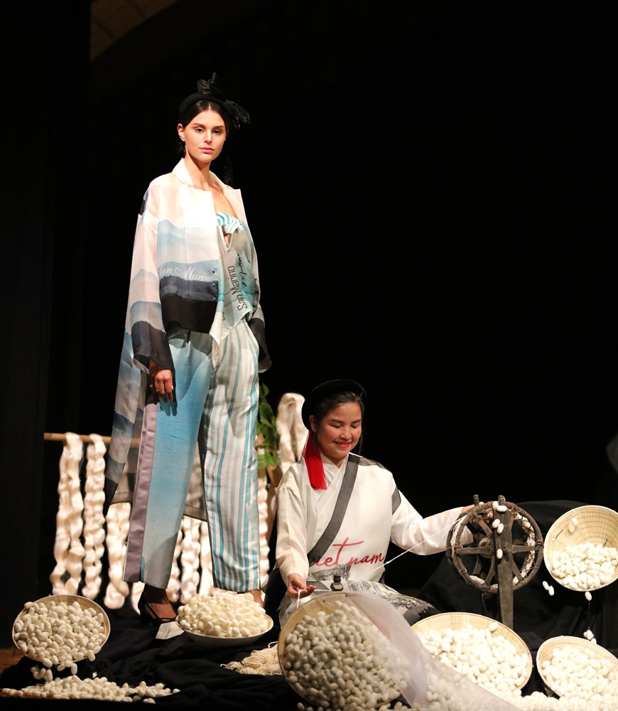 Các nghệ nhân và người mẫu biểu diễn áo dài từ lụa Bảo Lộc được nhà thiết kế Minh Hạnh thiết kế tại đất nước Italia