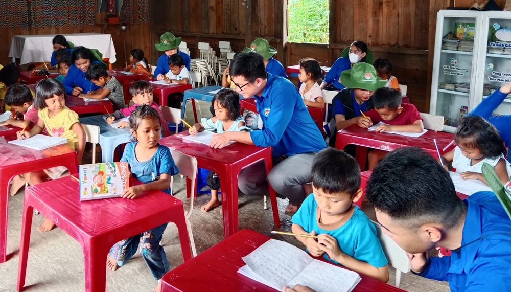 Đoàn viên, sinh viên Trường Cao đẳng Y tế Lâm Đồng thực hiện nhiều hoạt động tình nguyện ý nghĩa trong Chiến dịch Mùa hè xanh năm 2022 tại huyện Đam Rông