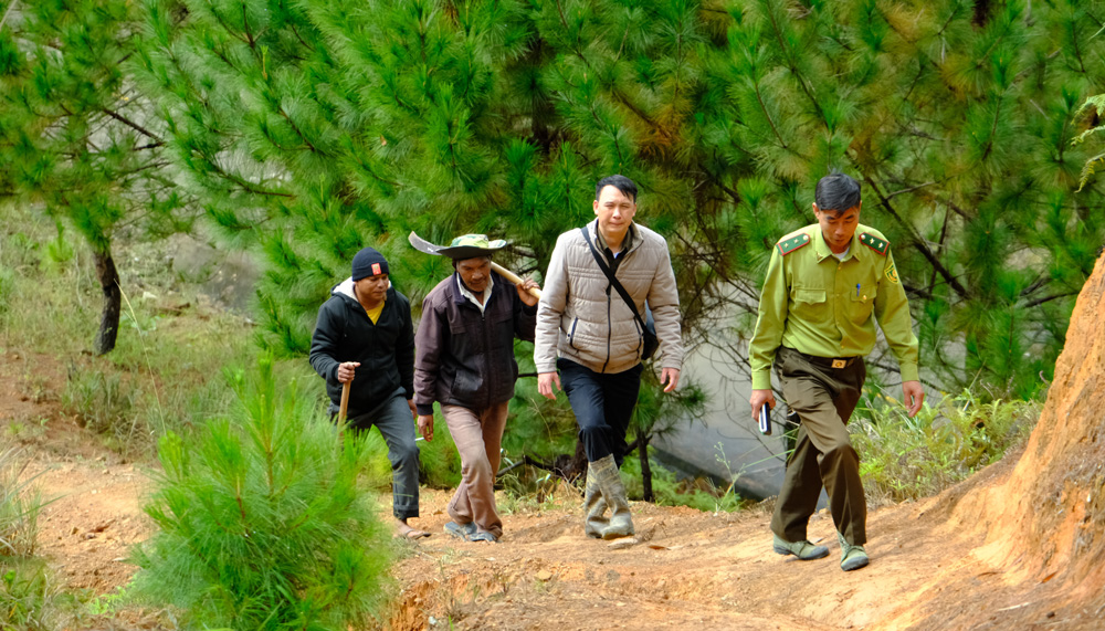 Lực lượng kiểm lâm địa bàn cùng người dân xã Đưng K’nớ tuần tra bảo vệ rừng
