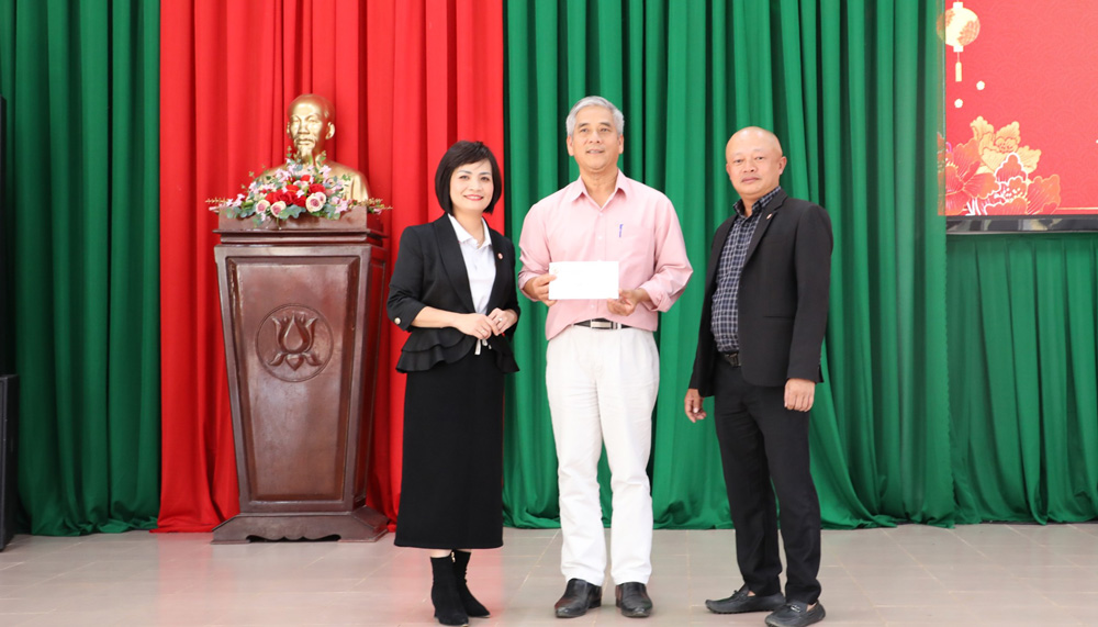 Hội Doanh nhân trẻ tặng Quỹ Khuyến học Trường DTNT huyện Đơn Dương