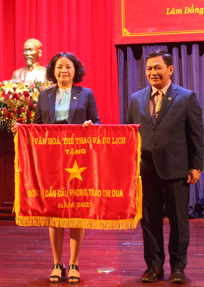 Trao Cờ thi đua của Bộ Văn hóa Thể thao Du lịch cho đơn vị huyện Lâm Hà