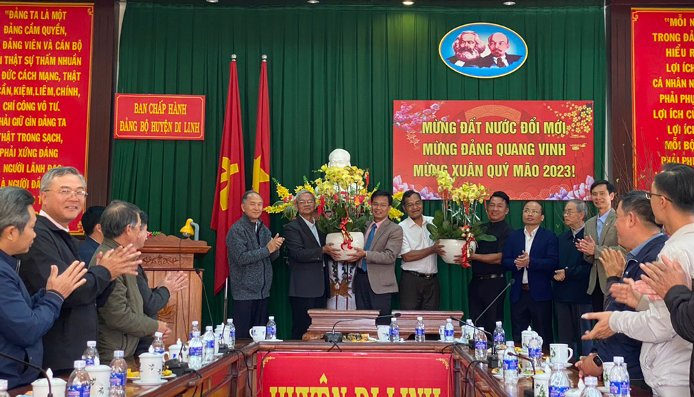 Đại diện các chức sắc tôn giáo tặng hoa chúc tết lãnh đạo huyện Di Linh