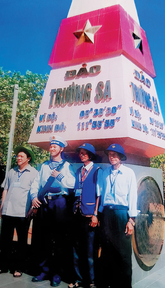 Già làng Prong Dzung trong một lần đi Trường Sa