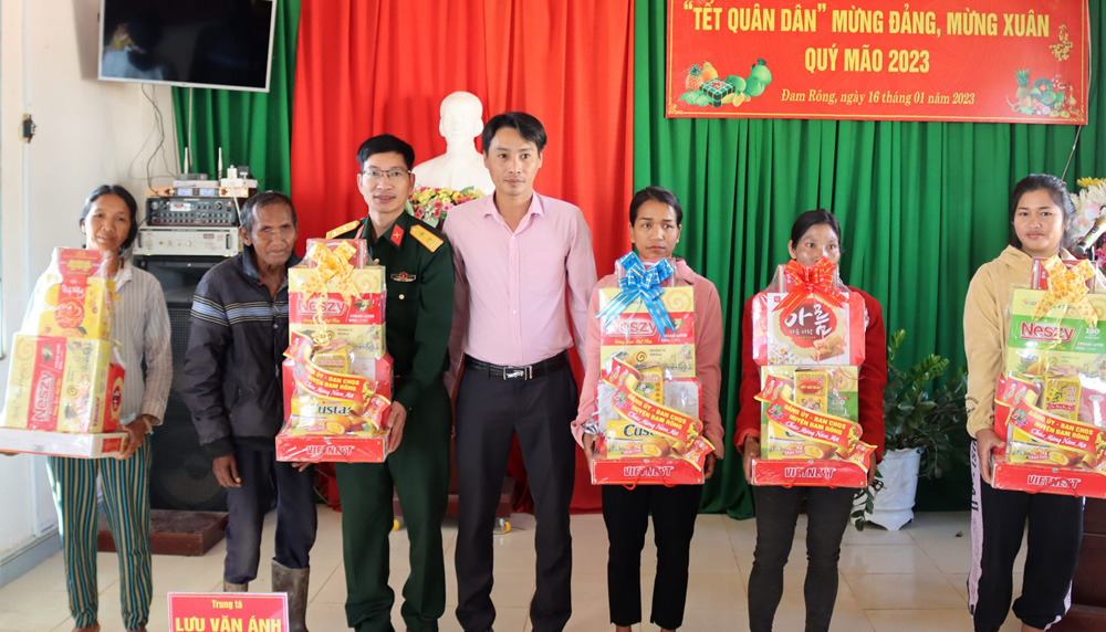 Ban Chỉ huy Quân sự huyện Đam Rông và lãnh đạo xã Rô Men tặng quà tết cho các gia đình chính sách, khó khăn
