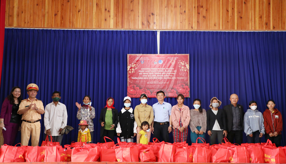 Chủ tịch Hội Doanh nhân trẻ tỉnh Lâm Đồng và đại diện Phòng CSGT Công an tỉnh tặng quà bà con DTTS khó khăn thôn Gần Reo