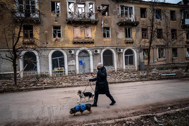 Một người dân di chuyển qua tòa nhà bị hư hại trong xung đột Nga-Ukraine tại Chasiv Yar, miền Đông Ukraine