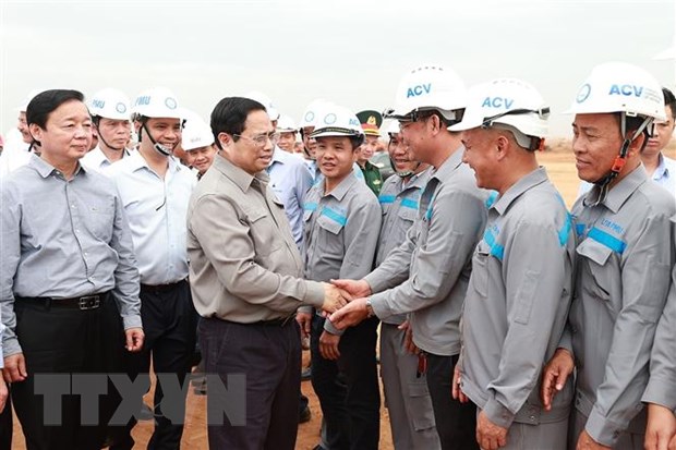 Thủ tướng Phạm Minh Chính với kỹ sư, công nhân các đơn vị thi công dự án Cảng hàng không quốc tế Long Thành