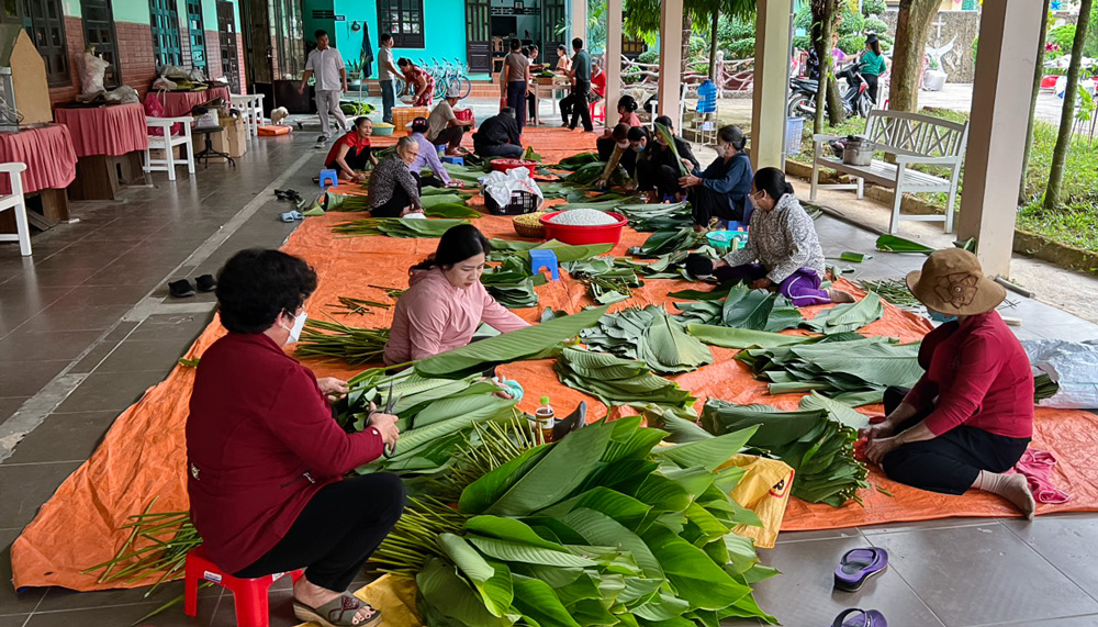 Bà con giáo dân gói bánh chưng, bánh tét