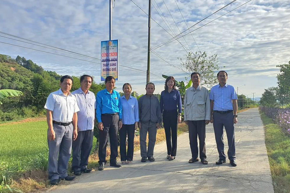 LĐLĐ huyện Đạ Tẻh bàn giao công trình điện thắp sáng đường quê
