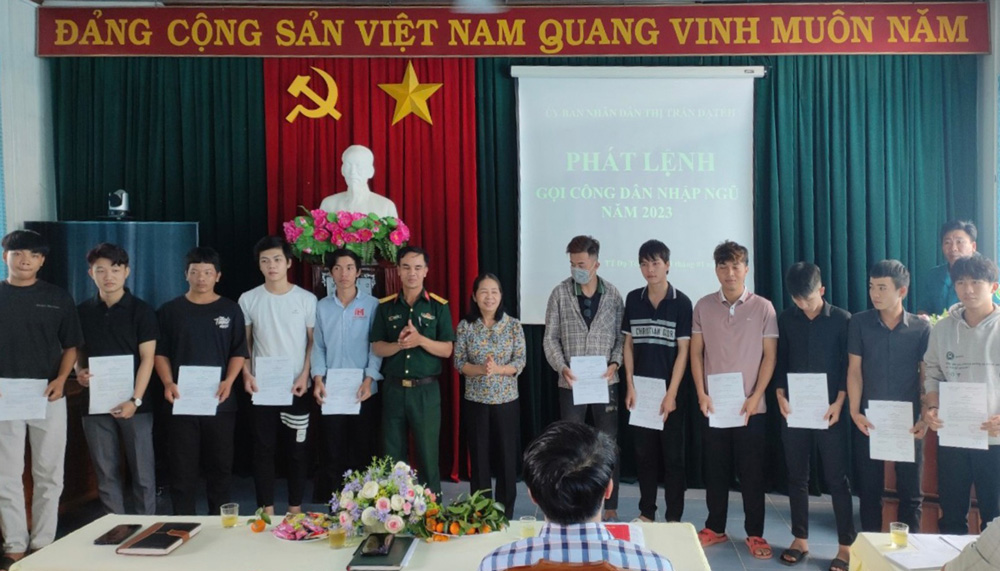 Các xã, thị trấn trên địa bàn huyện Đạ Tẻh trao lệnh gọi cho các công dân nhập ngũ