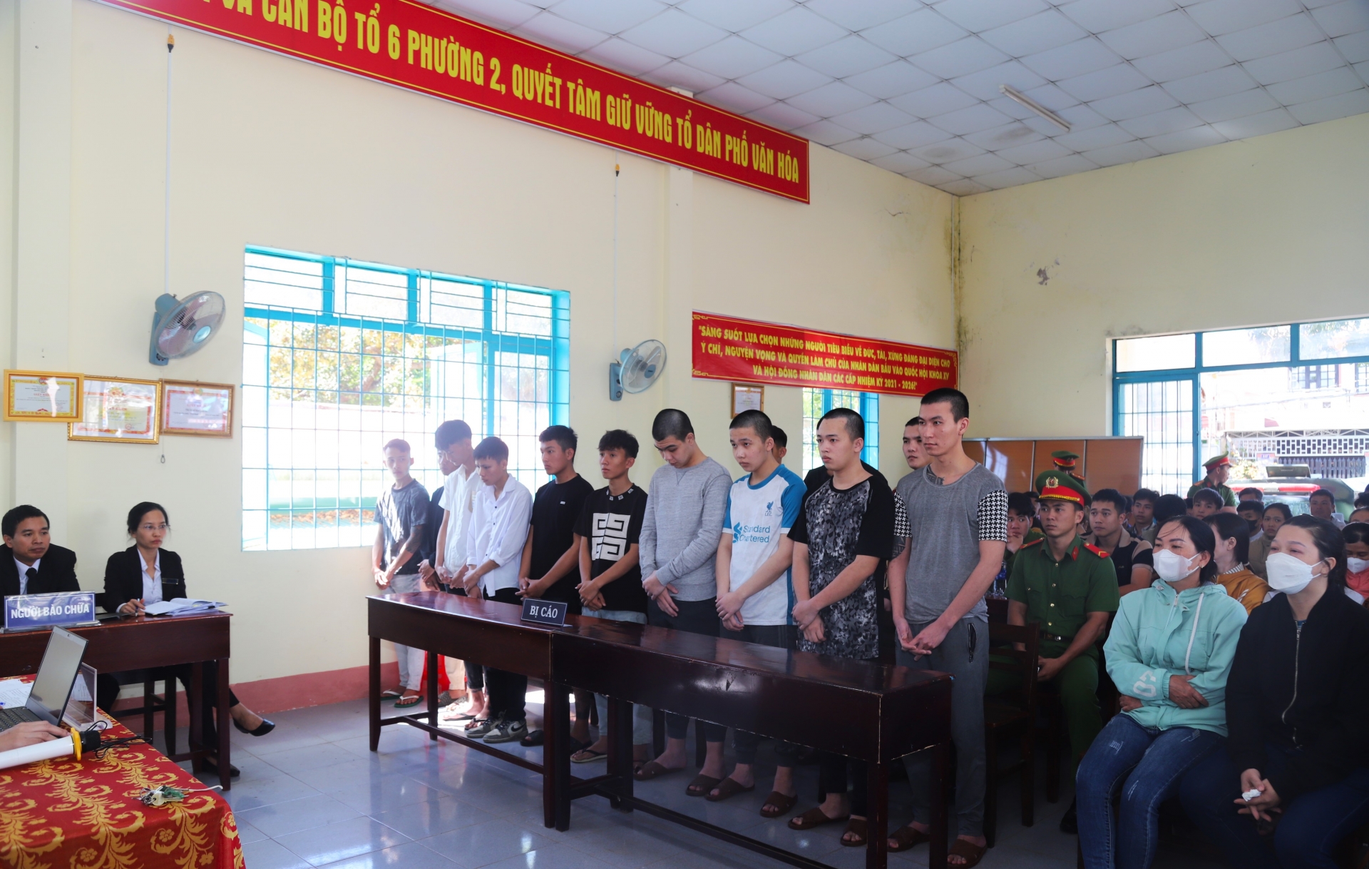 Bảo Lộc: Rủ nhau tham gia hỗn chiến rồi cướp xe nạn nhân, 13 bị cáo lãnh án