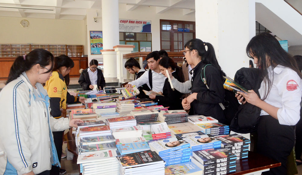 Sinh viên Trường Đại học Đà Lạt tham gia hoạt động đọc sách