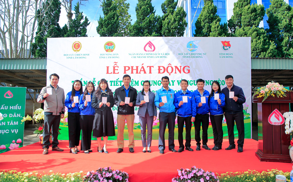 Đoàn viên, thanh niên tỉnh Lâm Đồng tham gia gởi tiền tiết kiệm chung tay vì người nghèo