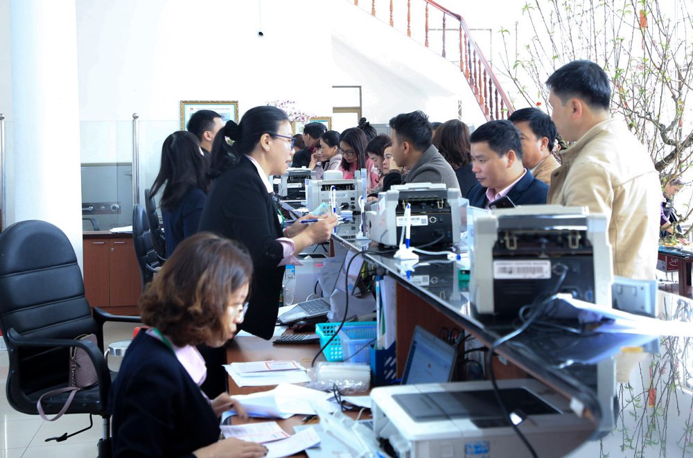 Cán bộ NHCSXH tỉnh Lâm Đồng tất bật thực hiện các nghiệp vụ gởi tiền của Nhân dân