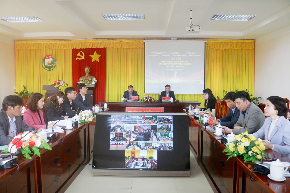 Các đại biểu tham dự họp báo tại điểm cầu Trường Chính trị tỉnh Lâm Đồng