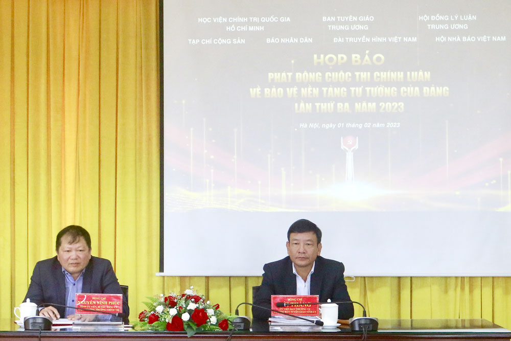Các đại biểu tham dự họp báo tại điểm cầu Trường Chính trị tỉnh Lâm Đồng