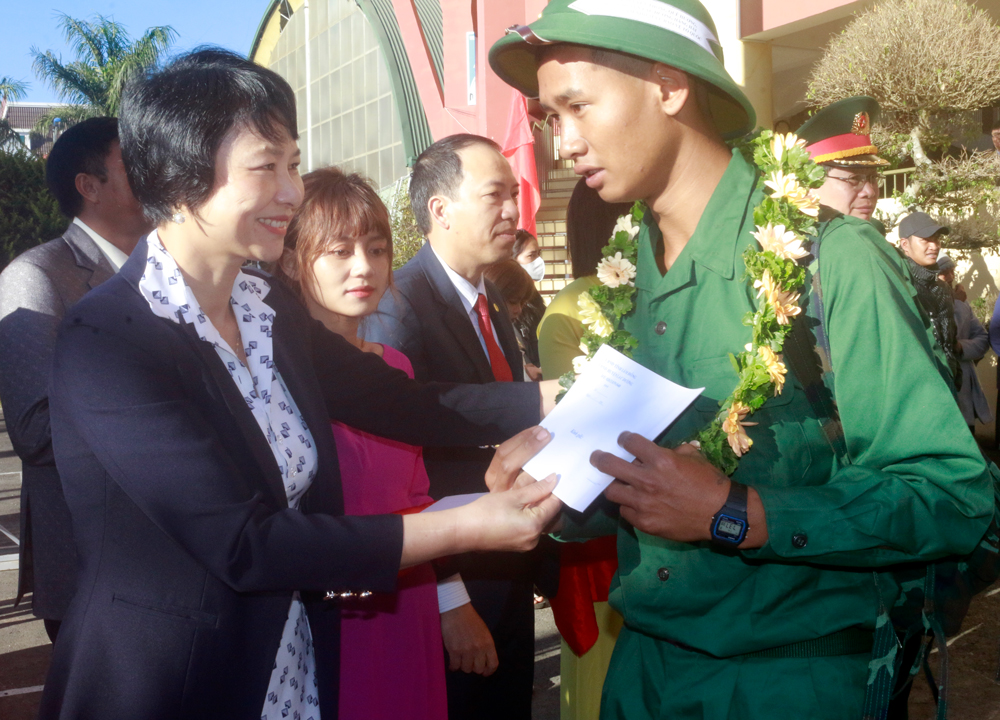 Đồng chí Phạm Thị Phúc - Ủy viên Ban Thường vụ, Trưởng Ban Dân vận Tỉnh ủy tặng quà động viên tân binh lên đường làm nhiệm vụ