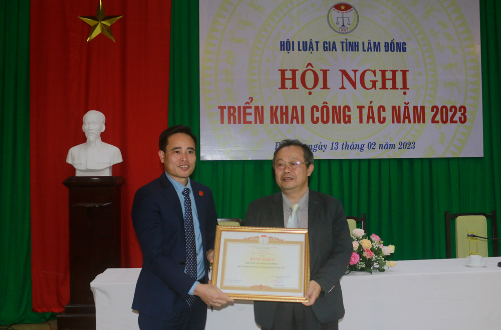 Ông Trần Đức Long - Phó Chủ tịch Hội Luật gia Việt Nam trao bằng khen cho Hội Luật gia tỉnh Lâm Đồng