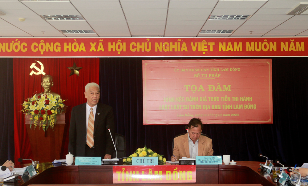 Ông Huỳnh Tho – Chủ nhiệm Đoàn Luật sư tỉnh gợi mở nội dung thảo luận