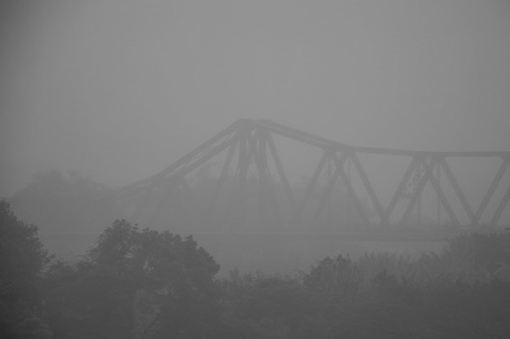 Cầu Long Biên mờ mịt trong sương mù