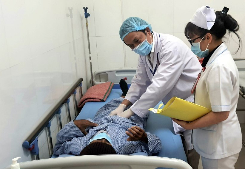 Thăm khám cho bệnh nhân đang điều trị tại khoa Ung bướu, Bệnh viện Đa khoa Lâm Đồng