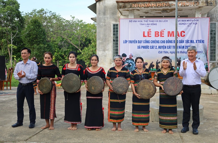 Hỗ trợ trang phục, nhạc cụ dân tộc cho 8 đội văn nghệ truyền thống