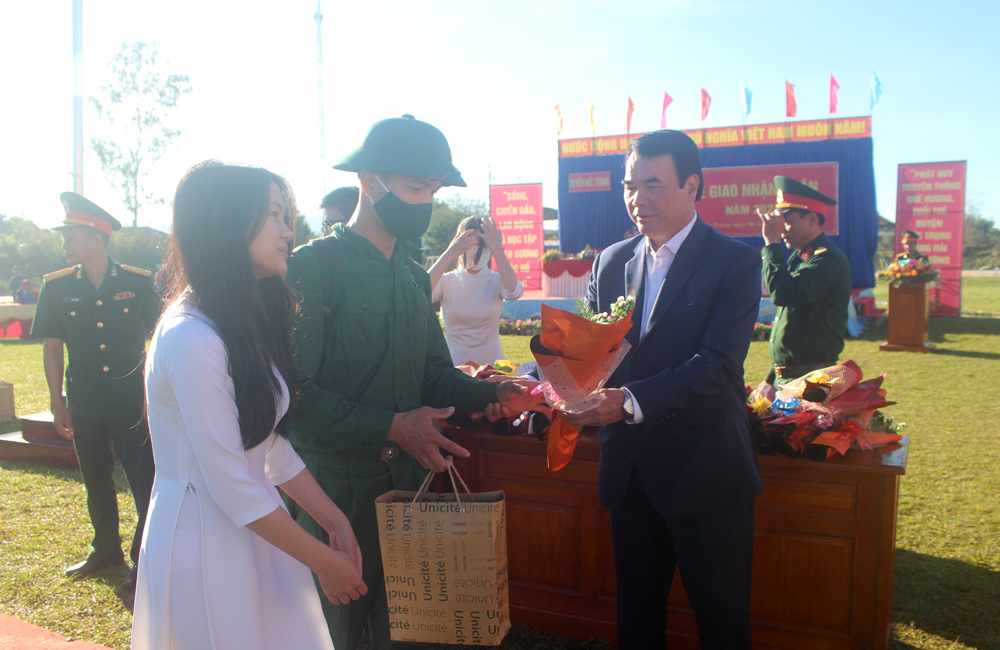 Đồng chí Phạm S – Phó Chủ tịch UBND tỉnh, tặng hoa cho các tân binh