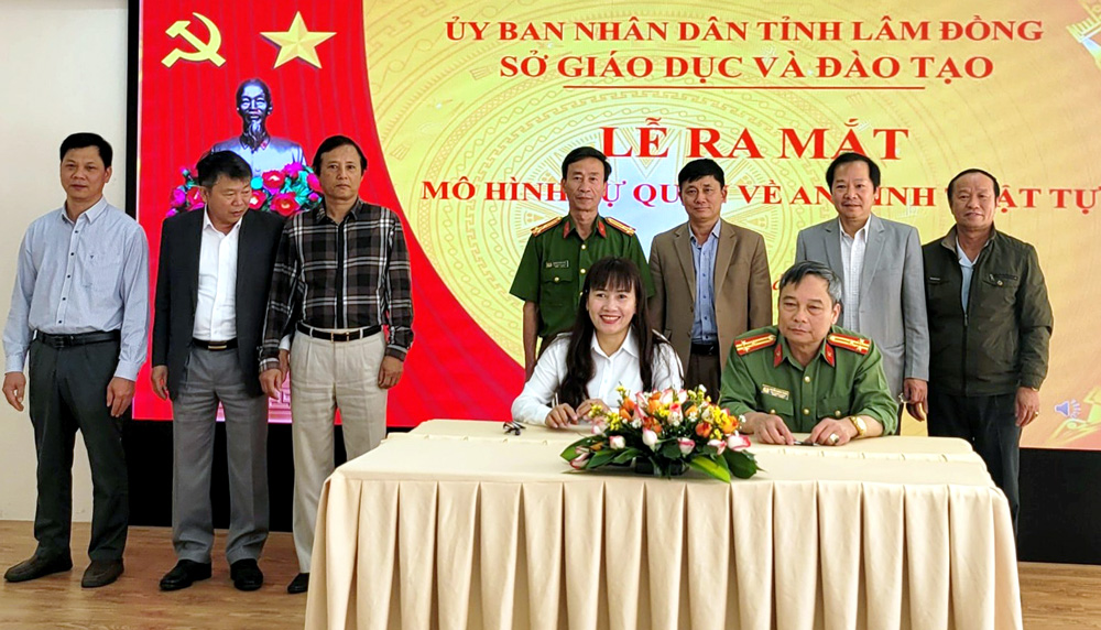 Lãnh đạo Sở GDĐT và Công an tỉnh Lâm Đồng ký kết Mô hình “Công chức, người lao động tự quản về an ninh trật tự”