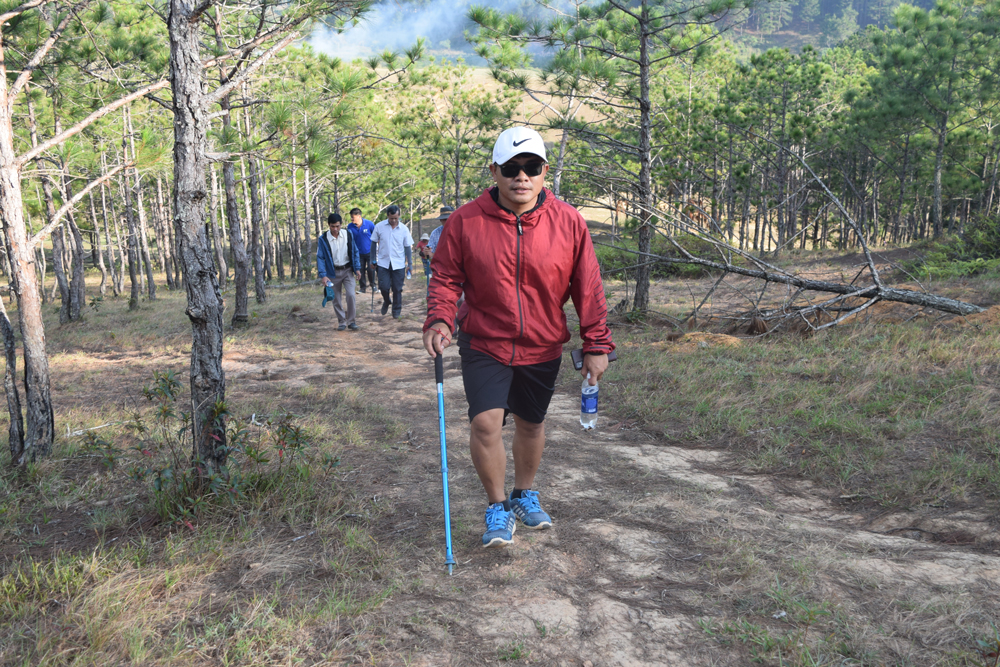 Du khách cùng tham gia trekking tuyến du lịch Tà Năng – Phan Dũng