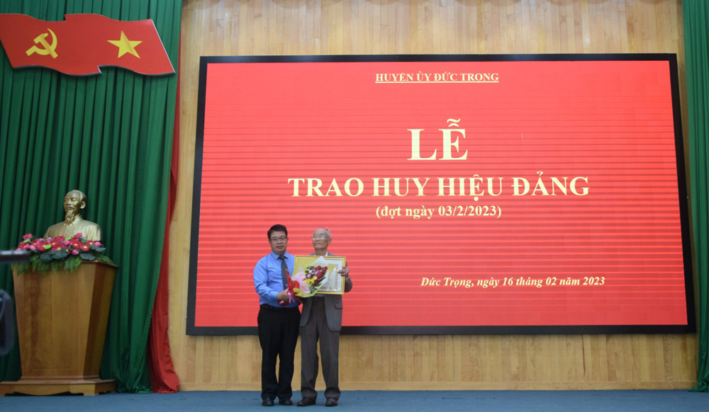 Đồng chí Nguyễn Ngọc Phúc – Bí thư Huyện ủy Đức Trọng trao Huy hiệu 60 năm tuổi Đảng cho  đảng viên