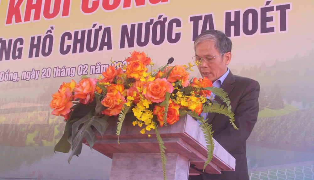 Ông  Nguyễn Văn Cường - Chủ tịch UBND huyện Đức Trọng, báo cáo công tác thực hiện bồi thường, giải phóng mặt bằng