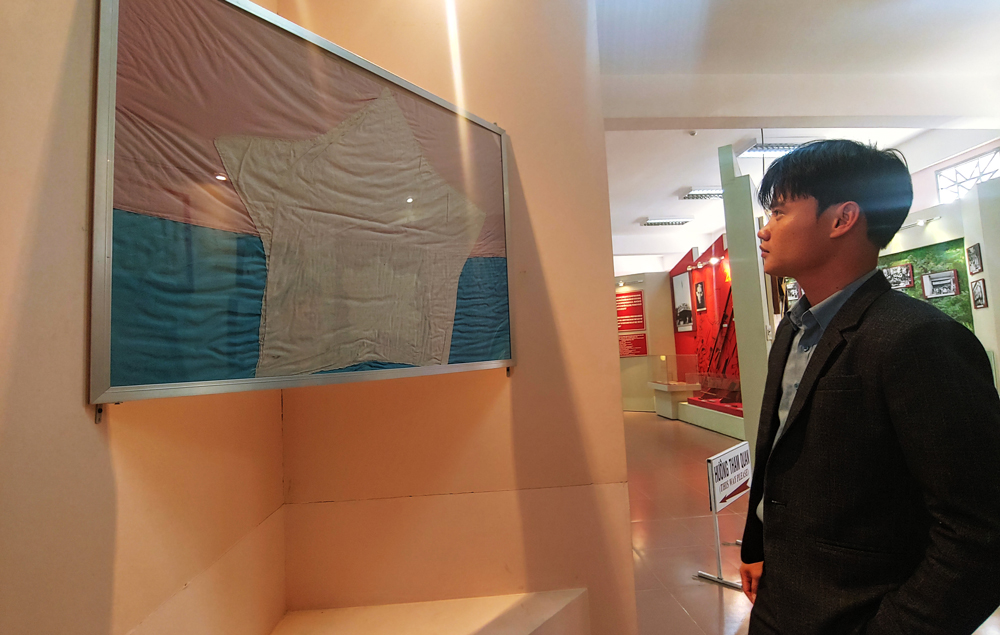 Cờ Giải phóng được treo trước rạp Hòa Bình trong ngày giải phóng Đà Lạt đang được lưu giữ tại Bảo tàng Lâm Đồng