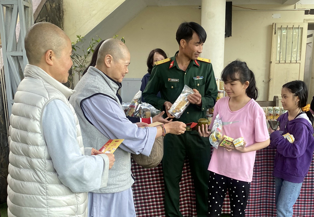 Tặng quà cho học sinh Trường Khiếm thính Lâm Đồng