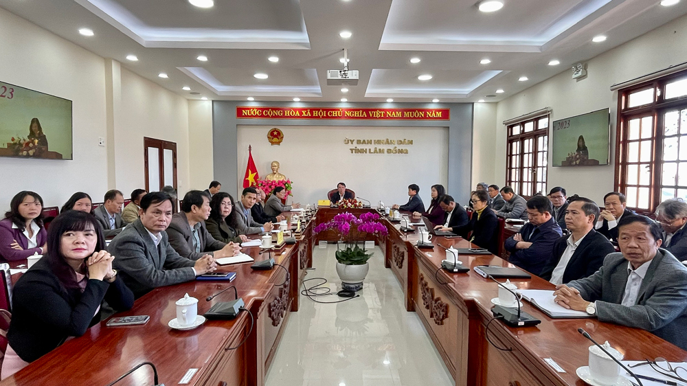 Các đại biểu tham dự hội nghị trực tuyến triển khai công tác y tế năm 2023 tại điểm cầu UBND tỉnh Lâm Đồng