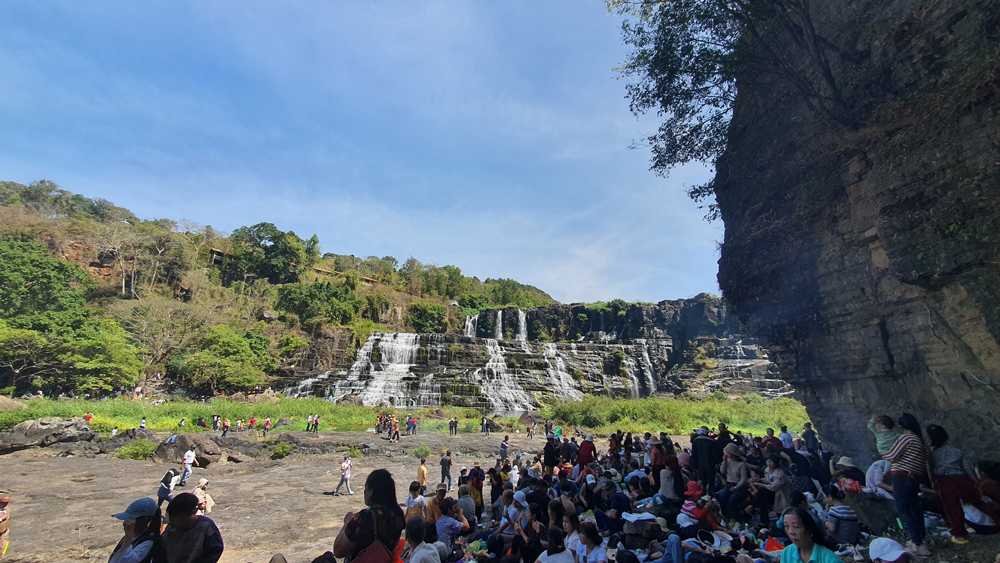 Đông đảo du khách đến thác Pongour ngày rằm tháng Giêng