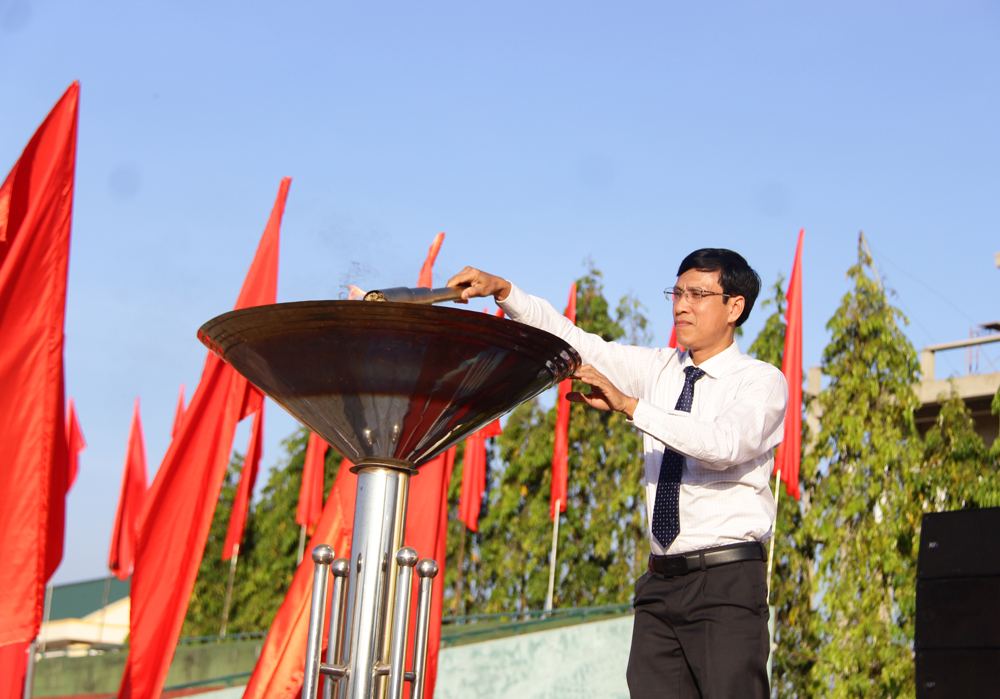 Đồng chí Nguyễn Mạnh Việt – Bí thư Huyện ủy Đạ Tẻh thực hiện nghi thức đốt đuốc trước giờ thanh niên lên đường