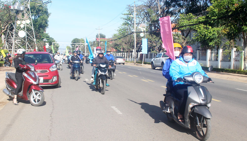 Đông đảo đoàn viên, thanh niên, cán bộ, công chức của huyện tham gia diễu hành tuyên truyền về đảm bảo an toàn giao thông trên các trục đường chính của huyện