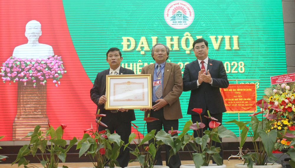 Trao Bằng khen của Thủ tướng Chính phủ cho Hội VHNT Lâm Đồng