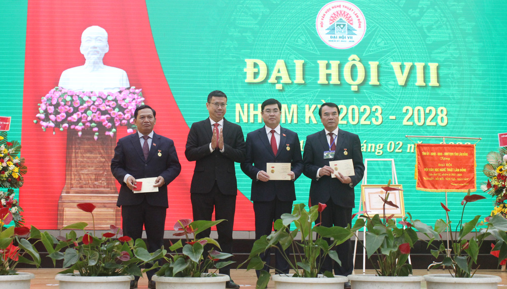 Liên hiệp các Hội VHNT Việt Nam tặng Kỷ niệm chương cho các lãnh đạo tỉnh có nhiều đóng góp cho sự phát triển của nền VHNT