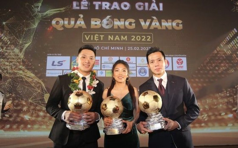 Văn Quyết, Huỳnh Như và Văn Ý (từ phải sang) nhận danh hiệu Quả bóng vàng 2022