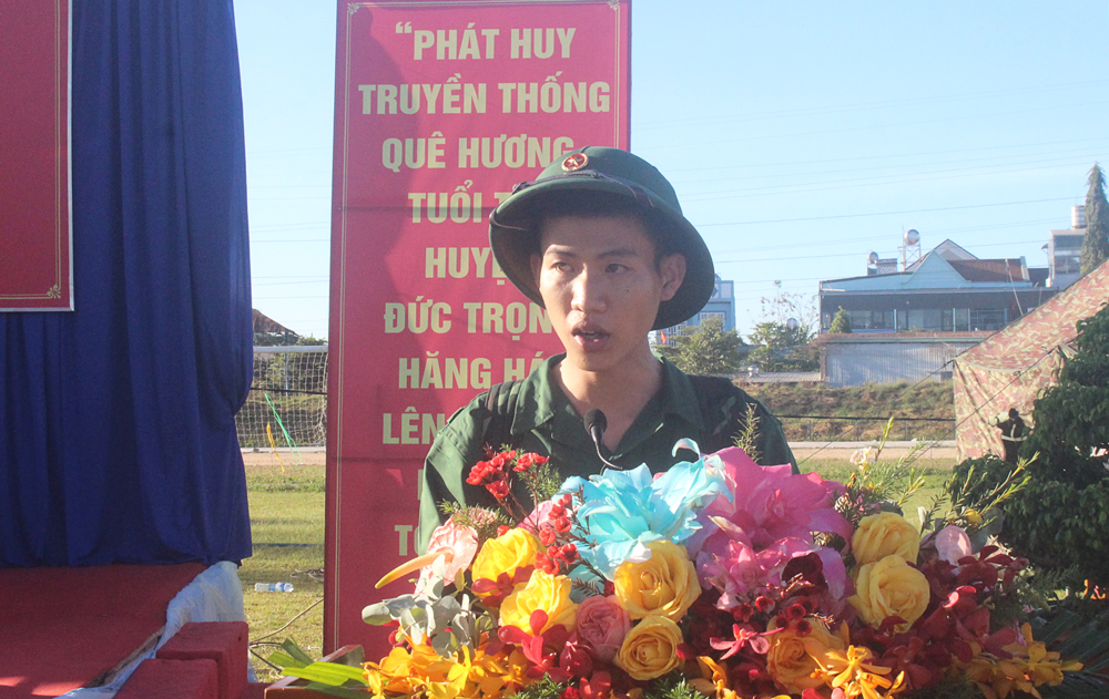 Tân binh Đoàn Văn Tuấn – là một trong hai đảng viên của huyện lên đường nhập ngũ đợt này, phát biểu tại buổi lễ