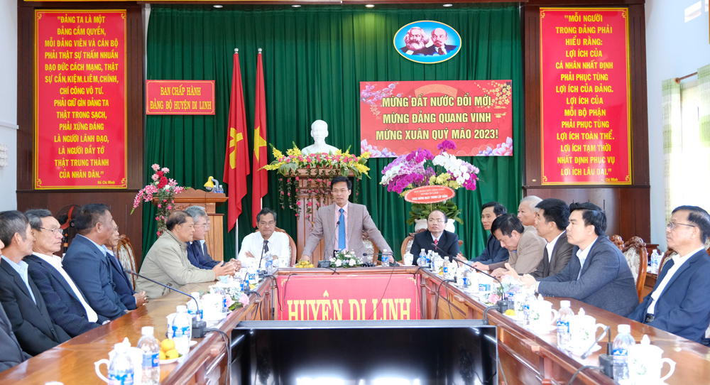 Lãnh đạo huyện Di Linh tiếp Ủy Ban Đoàn kết Công giáo huyện tới chúc mừng nhân kỷ niệm 93 năm Ngày thành lâp Đảng Cộng sản Việt Nam 