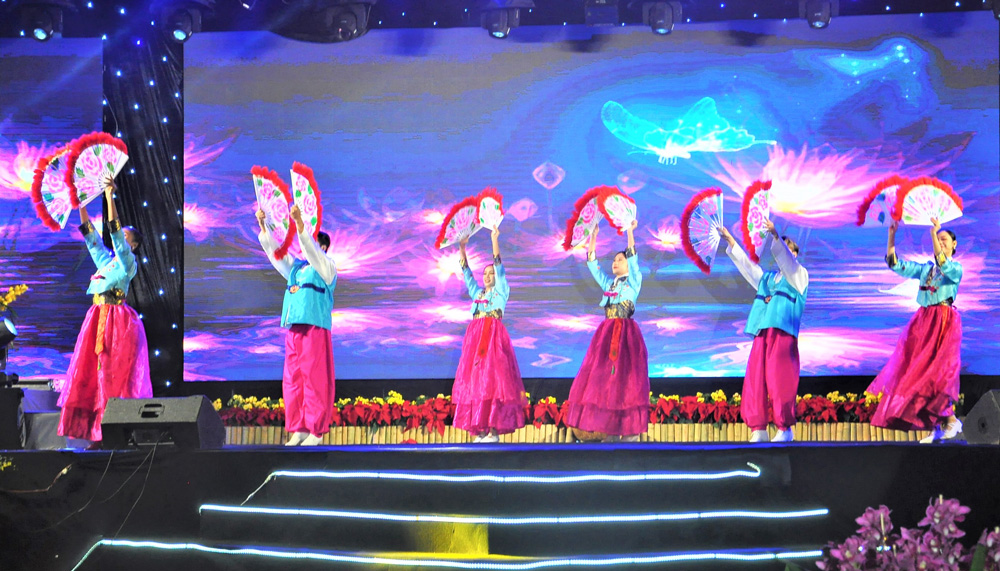 Một tiết mục biểu diễn trong đêm giao lưu văn hóa nghệ thuật Việt Nam - Hàn Quốc do TP Đà Lạt tổ chức