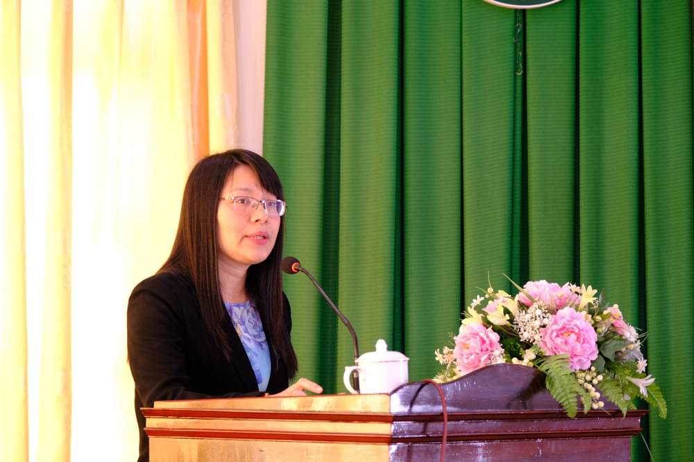 Đồng chí Lê Thị Thắm - Phó Hiệu trưởng Trường Chính trị tỉnh phát biểu khai giảng lớp học