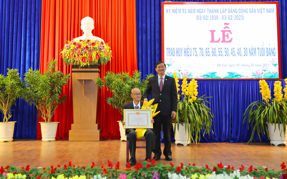 Bí thư Tỉnh ủy Trần Đức Quận trao Huy hiệu 70 năm tuổi Đảng cho đảng viên nhân kỷ niệm 93 năm Ngày thành lập Đảng Cộng sản Việt Nam (3/2/1930 – 3/2/2023)