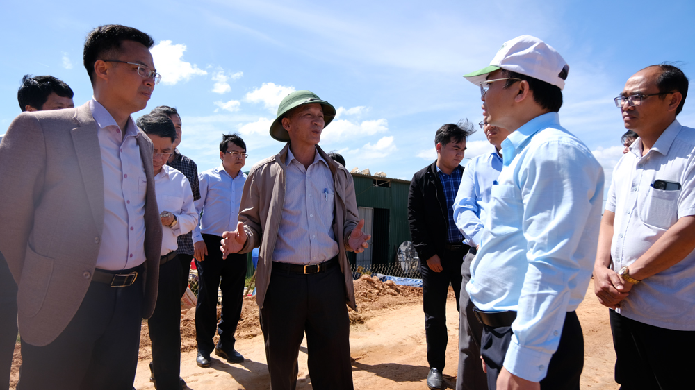 Đồng chí Trần Văn Hiệp – Chủ tịch UBND tỉnh kiểm tra tiến độ xây dựng tuyến đường vành đai phía đông thị trấn Di Linh
