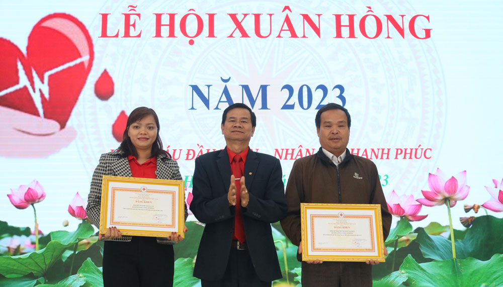 Ông Nguyễn Quang Minh - Chủ tịch Hội Chữ thập đỏ tỉnh tặng bằng khen của Trung ương Hội cho các tập thể