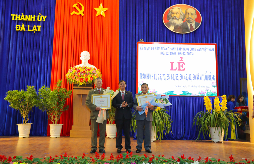 Bí thư Tỉnh ủy Trần Đức Quận trao Huy hiệu 60 năm tuổi Đảng cho các đảng viên 